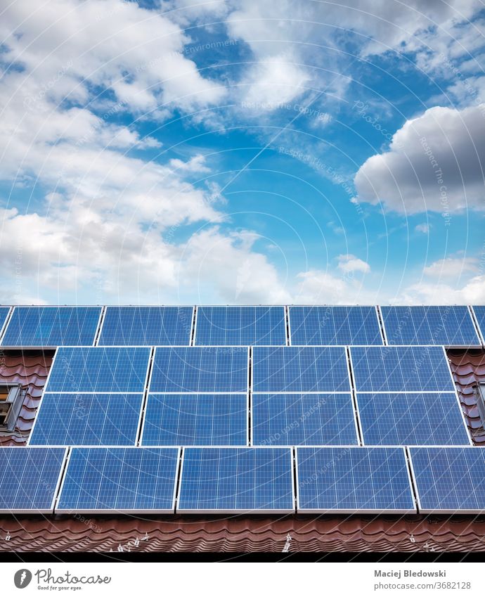Photovoltaische Solarpaneele auf dem Dach eines Hauses. Panel solar Kraft grün heimwärts Gebäude Energie Technik & Technologie Himmel Elektrizität Sauberkeit