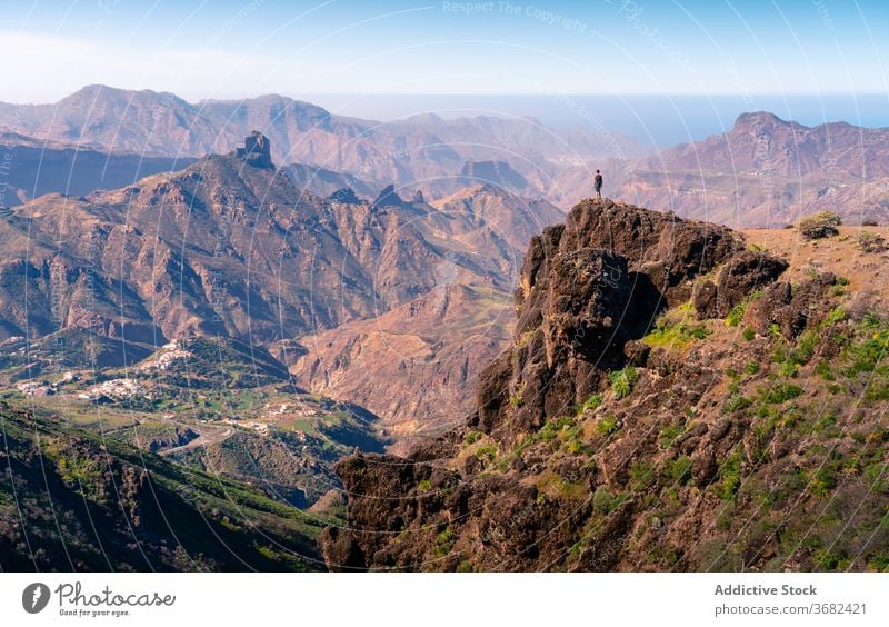 Reisender auf hohem Gipfel im Gebirge Berge u. Gebirge Hochland Felsen Hügel bewundern genießen rau Stein felsig Gran Canaria Spanien Tourist atemberaubend
