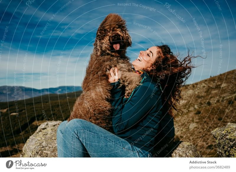 Glückliche Frau spielt mit Hund in den Bergen spielen Lachen Berge u. Gebirge reisen Landschaft Besitzer puerto de la morcuera Spanien Haustier Labradoodle