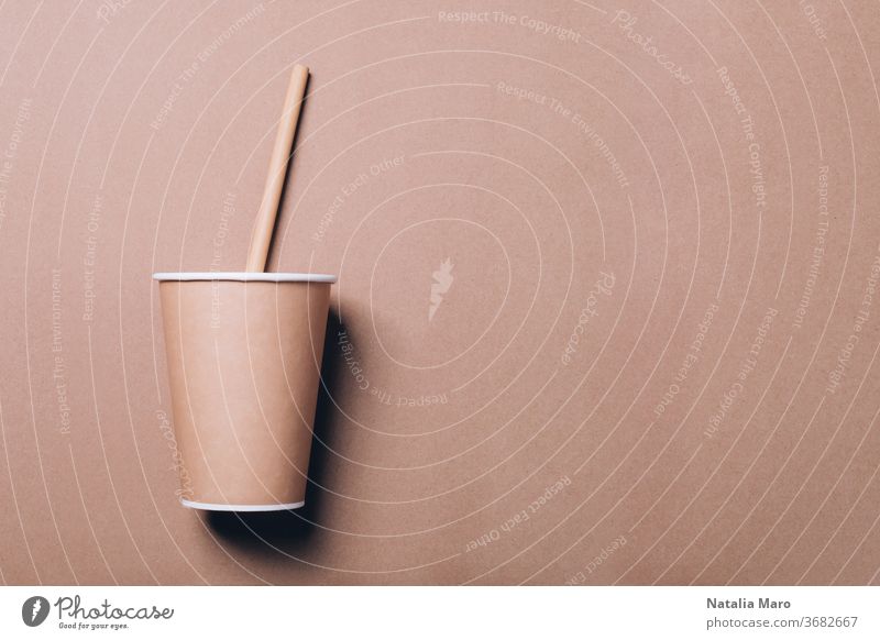 Kaffeetasse zum Mitnehmen mit Trinkhalm aus Bambus auf Naturpapierhintergrund. Stroh Papier Becher Ökologie frei Abfall null Umwelt wiederverwendbar nachhaltig