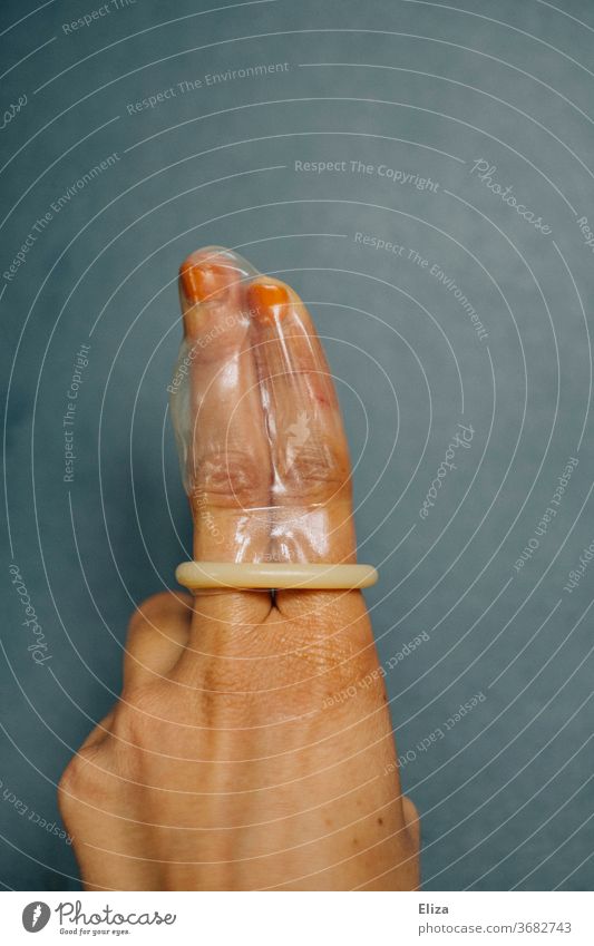 Ein abgerolltes Kondom auf zwei Fingern. Thema Geschlechtsverkehr und Verhütung. kondom weiblich Frauensache machs mit Hand Schutz Sicherheit Kontrolle AIDS Sex