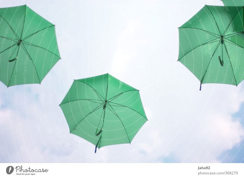 Green Umbrella Wasser Tropfen Leichtigkeit fliegen fliegend Regenschirm Regenwasser Wassertropfen Himmel himmelblau grün Sommerurlaub sommerlich sonnenschein