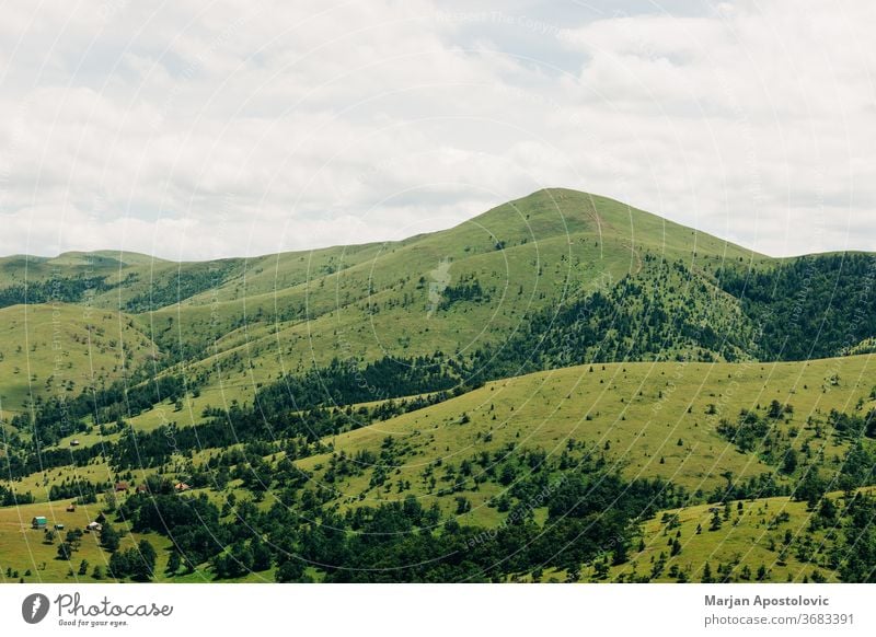 Blick auf eine wunderschöne Bergkette im Sommer Hintergrund Cloud Wolken Land Landschaft Tag Ökologie Umwelt Europa Laubwerk Wald Gras grün Grün wandern Hügel