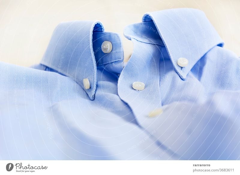 Ein hellblaues Hemd mit geknöpftem Kragen. Schaltfläche Baumwolle Kleid Mode hell-blau Mann Bekleidung Kleidung Business Textil Sauberkeit Nahaufnahme niemand