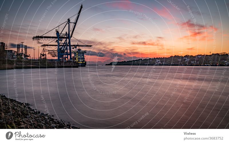 Hamburger Hafen zum Sonnenuntergang Blankenese Kran Elbe Abendrot Kai Anlegestelle