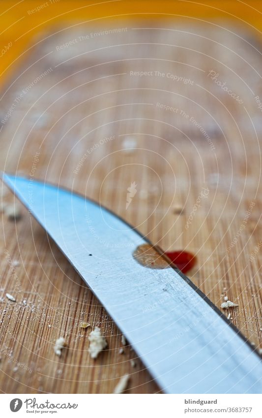 Messer, Gabel, Schere, Licht ... Klinge Brett Holz Metall scharf schneiden Essen Küche braun Essen zubereiten Menschenleer Holzplatte Stahl Fleck Blut Ketchup