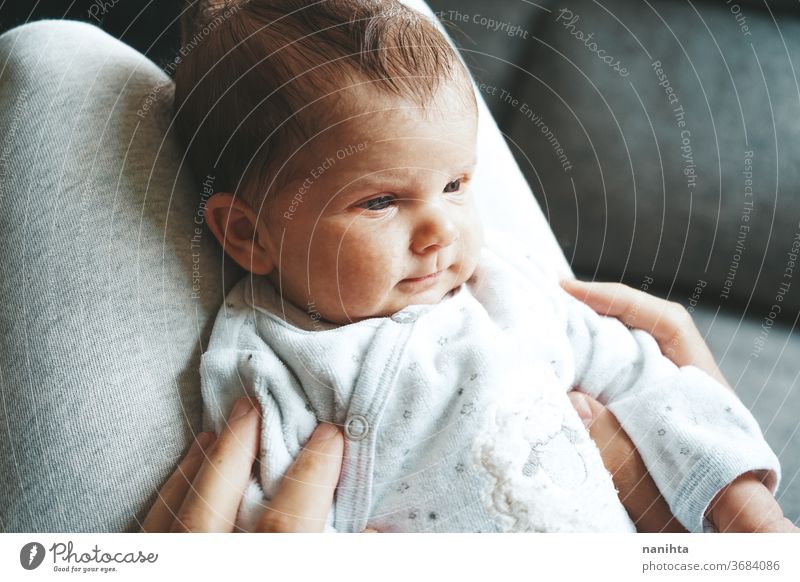 Aufgebrachtes Neugeborenes im Schlafanzug zu Hause Baby wütend verärgert neugeboren Wutausbruch signalisieren Unbehagen Mädchen Junge Kind Tochter Sohn