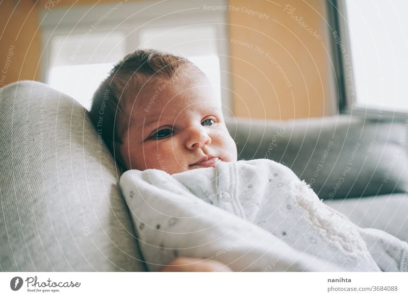 Hübsches neugeborenes Mädchen mit einem warmen Pyjama zu Hause Baby heimwärts niedlich bezaubernd lustig Junge Kind Tochter Sohn Gesicht expressiv Ausdruck