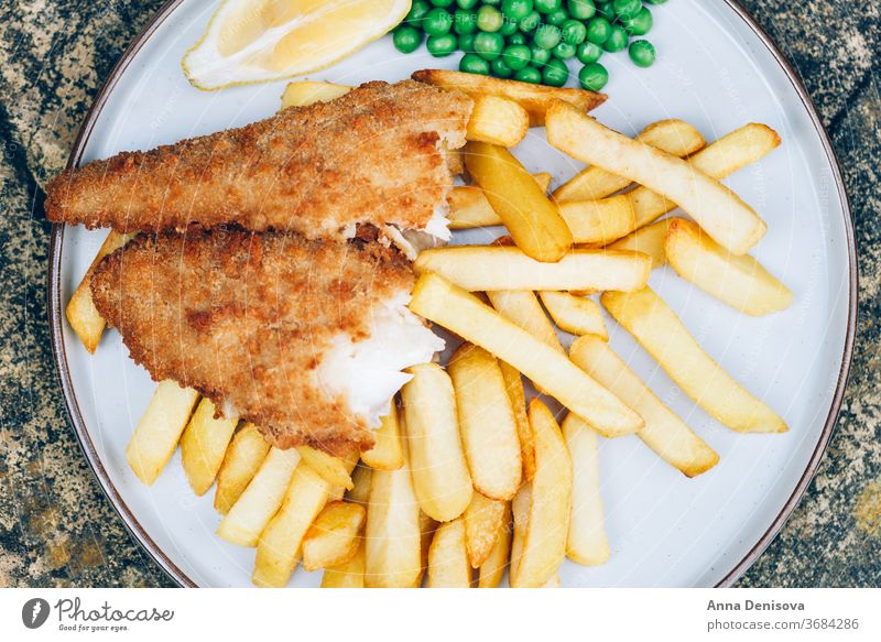 Fisch und Pommes Frites mit Erbsen Chips Lebensmittel Schellfisch Seehecht ramponiert Dorsch Englisch Knusprig Filet Abendessen Briten gebraten Mahlzeit