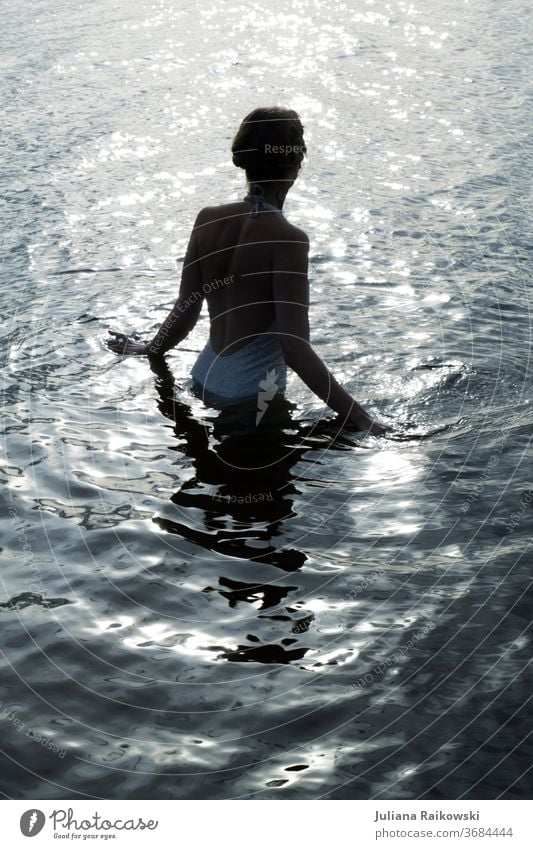 Frau geht ins Wasser Meerjungfrau Schwimmen & Baden feminin Mensch 1 Junge Frau nass 18-30 Jahre schön dünn Bikini blau Körper Tag Außenaufnahme Farbfoto
