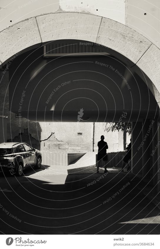 Sein neues Spielzeug Hinterhof Detailaufnahme Street Photography halbstark Schatten Silhouette Auto parken glänzend Gespräch Textfreiraum unten