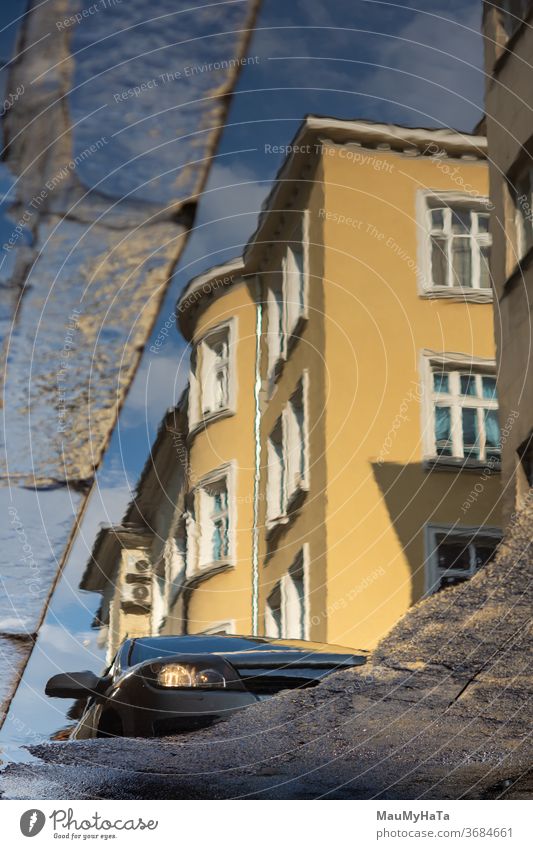 Stadtpfütze mit Reflexion Pfütze Reflexion & Spiegelung Gebäude Sonne PKW Straße Großstadt Saison Sommer Infrastruktur Verkehrswege Wasser Außenaufnahme Regen