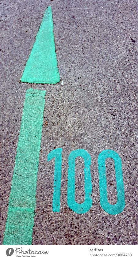 100 ( %, Jahre, Kilo, usw ) einhundert Zahl Ziffer Markierung Pfeil Richtung grün Asphalt markierung richtung orientierung wegweiser zeichen navigation