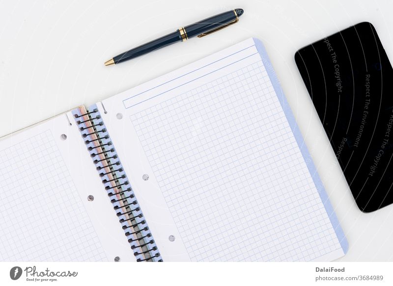 Stift, Notizblock und Mobil mit hölzernen Puzzleteilen auf weißem Hintergrund oben blanko Business Kaffee Kopie Design Schreibtisch leer Brille flach legen Memo