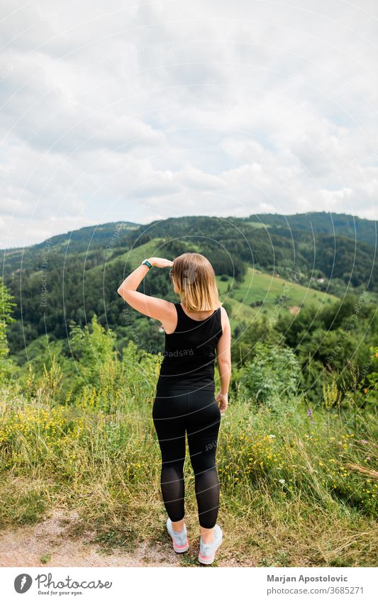 Junge Frau genießt die Aussicht auf eine schöne Bergkette Abenteuer Ausflugsziel genießen erkunden Entdecker erkundend Wald frei Freiheit Mädchen Gesundheit