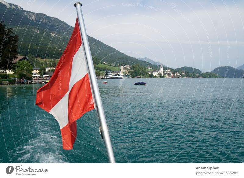 Österreichische Flagge am Boot mit Blick auf Wolfgangsee Schafberg kirche Farbfoto Außenaufnahme Berge u. Gebirge Alpen Himmel Schönes Wetter See Landschaft