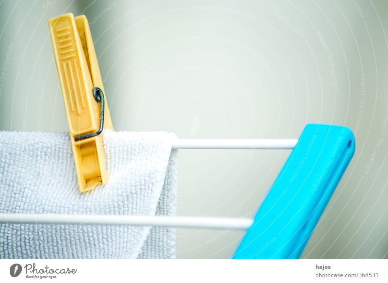 Wäscheklammer mit Wäsche Design hängen frisch weiß Wäscheklammern Klammer aufgehängt gewaschen Wäscheständer Haushaltsführung aufhängen Zubehör Hintergrundbild