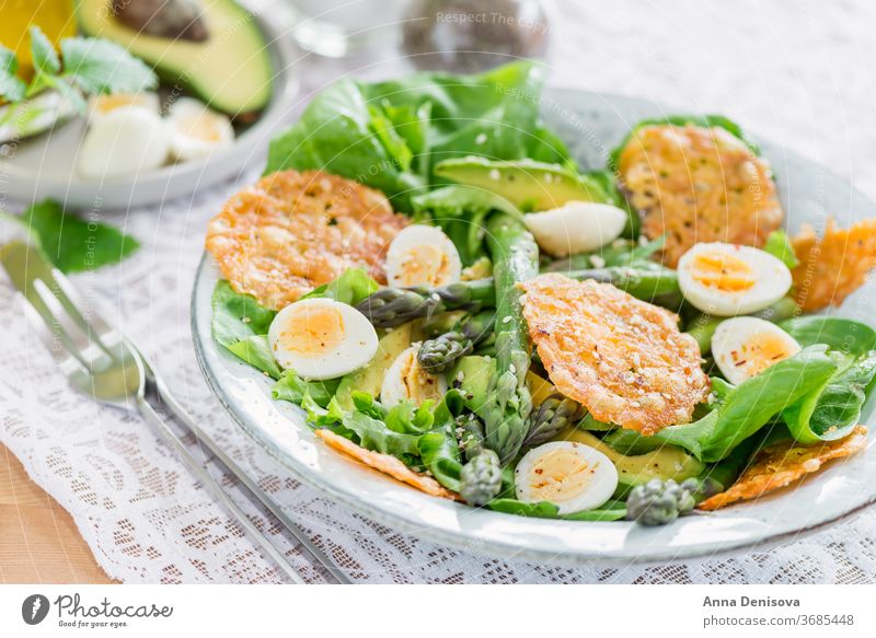 Spargelsalat mit Wachteleiern und Käsechips Salatbeilage Gesundheit Avocado Entzug Kartoffelchips gruyere grün Lebensmittel Gemüse Feinschmecker Vegetarier