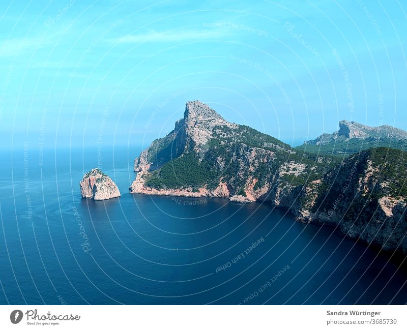 Mallorcas bergige Küste Meer Wasser Urlaub Ferien & Urlaub & Reisen blau Himmel Sommer Menschenleer Felsen Horizont Natur Landschaft Ferne Tag Außenaufnahme