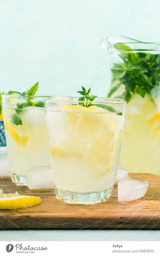 Frische Zitronenlimonade in Krug und Gläsern Sommer Limonade Italienisch Getränk Cocktail trinken süß Gesundheit Glas Frucht Blatt Frühling Saft Zitrusfrüchte