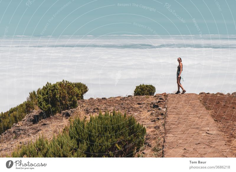 über den Wolken Frau berge wolken wolkenteppich wandern bergwandern Madeira Berge u. Gebirge Himmel Landschaft Gipfel Farbfoto Felsen Natur Außenaufnahme