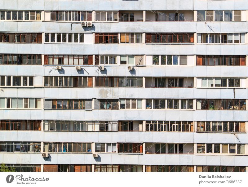 Fassade eines mehrstöckigen Gebäudes mit verschiedenen Balkonen im Wohngebiet Stil reflektieren Szene geometrisch Stahl Zentrum Klotz Stadtzentrum sehr wenige