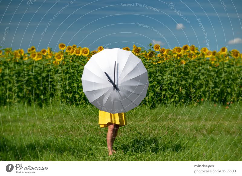 Frau spannt einen weißen Schirm mit Zifferblatt auf Uhr Ziffern Ziffern & Zahlen Zeit Wecker Uhrenzeiger Sommer Außenaufnahme Vergänglichkeit zeitmangel Eile