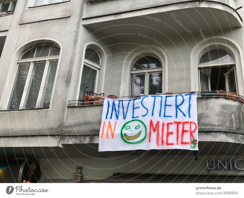 Mieterprotest: "Investiert in Mieter" / Foto: Alexander Hauk miete mieten mietpreis mietwucher mietendeckel mietpreisbremse demokratie meinungsfreiheit tuch
