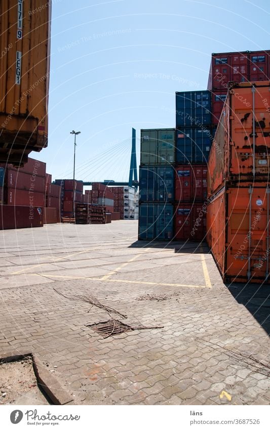 Container im Hafen Güterverkehr & Logistik Containerterminal Handel Wirtschaft Hamburg Menschenleer Hafenstadt Köhlbrandbrücke Farbfoto Außenaufnahme