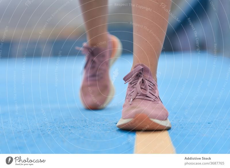 Sportlerin beim Aufwärmen auf dem Sportplatz Frau springen Training Übung Fitness Athlet schlank Wellness Wohlbefinden Gesundheit Lifestyle Kraft Bein Läufer