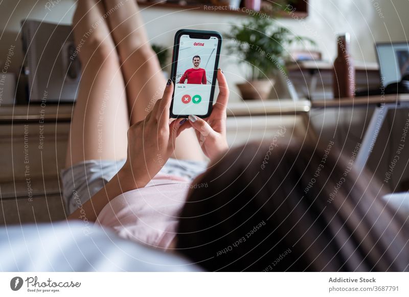 Asiatische weibliche Browsing Dating App auf Bett Frau Smartphone benutzend Termin & Datum wählen Streichholz heimwärts ruhen Liebe soziale Netzwerke Komfort