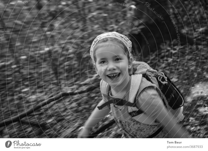 Mädchen beim Wandern wandern Lache rucksack kopftuch schwarz Weiß Schwarzweißfoto Gesicht Natur Haare & Frisuren Blick Auge Porträt Kopf Kind Kindheit