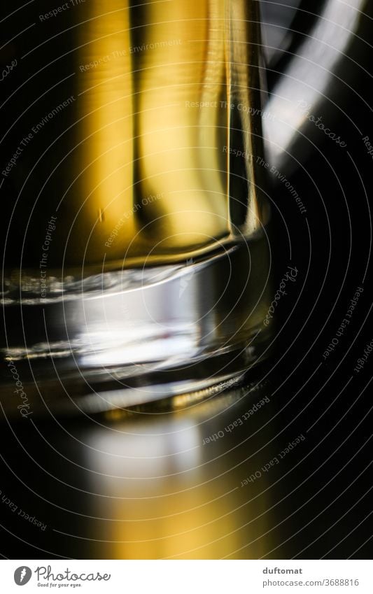 Nahaufnahme eines Bierglases Krug Prost Getränk Glas trinken Alkohol Erfrischungsgetränk Bierkrug Feste & Feiern Durst Alkoholsucht Schwache Tiefenschärfe