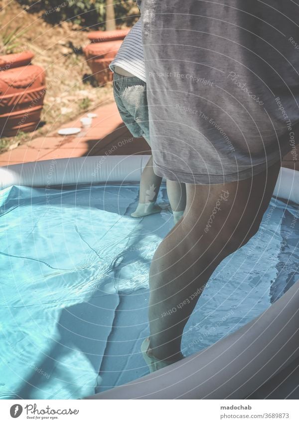 Abkühlung Pool abkühlung Wasser Sommer blau nass Schwimmen & Baden Ferien & Urlaub & Reisen Erholung Sommerurlaub Mensch Beine person Farbfoto Außenaufnahme