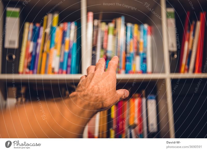 Griff ins Bücherregal lesen Literatur lernen üben Prüfung & Examen Lehrbuch Schule Studium nachlesen nachschlagen Wissen wissensdurstig Student zu Hause Buch