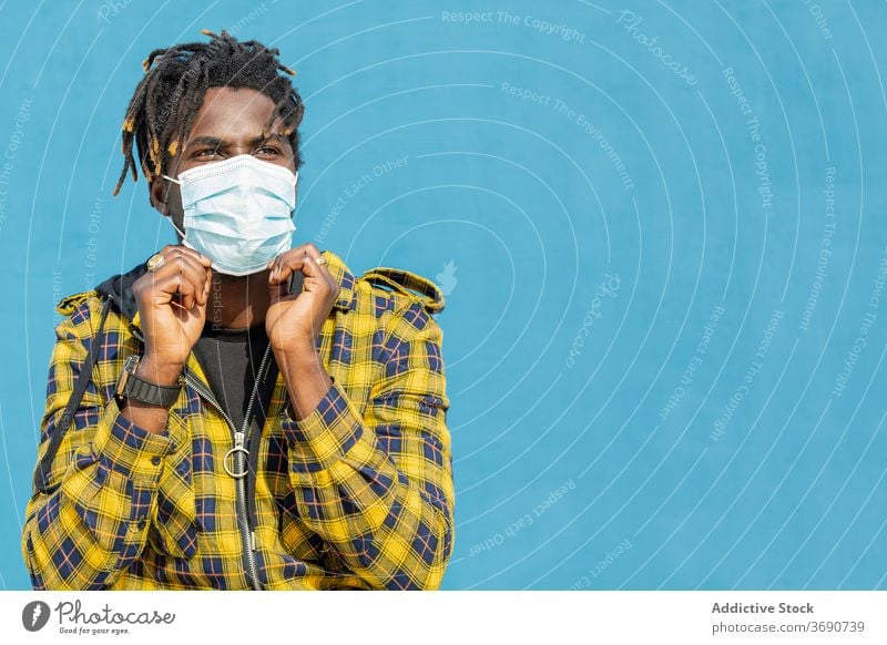 junger schwarzer Mann mit einer Schutzmaske Person Mundschutz Porträt Afrikanisch Krankheit copyspace Virus männlich Seuche Grippe Gesundheit schützend Gesicht