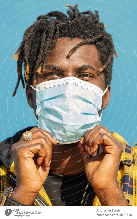 vertikale Nahaufnahme eines schwarzen Mannes mit Schutzmaske Person Mundschutz Porträt Afrikanisch Krankheit Virus männlich Seuche Grippe Gesundheit schützend
