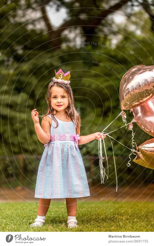 3-jähriges Geburtstagskind mit ihren Luftballons im Freien Ballons Kind Feier heiter Kindheit Kleinkind niedlich bezaubernd Tochter präsentieren Familie hübsch
