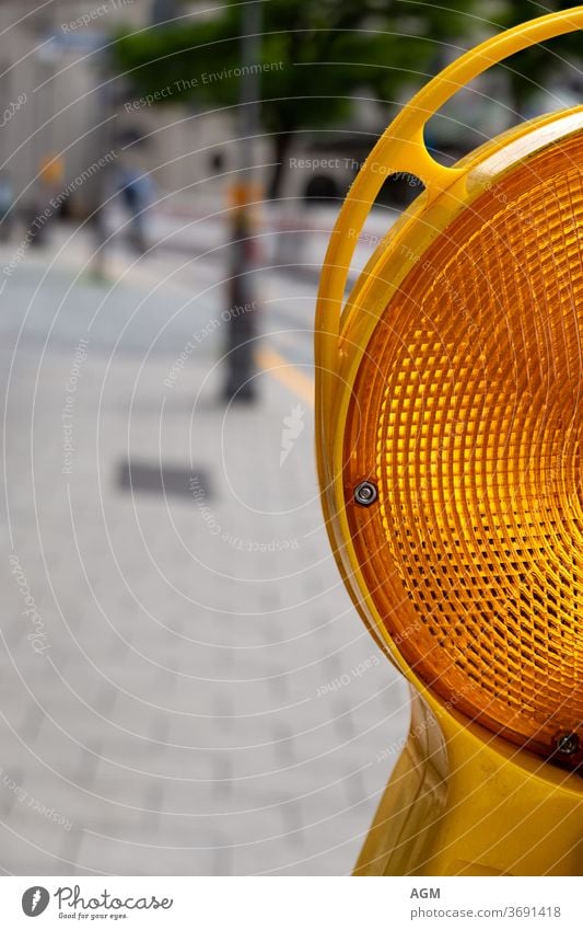 gelbe Straßenwarnleuchte Aufmerksamkeit Hintergrund Barrikade Barriere hell Business Vorsicht Großstadt zugeklappt Konstruktion Gefahr Umweg Maschinenbau Gerät