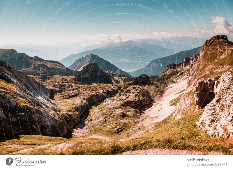 Wandern am Achensee Natur Naturschutzgebiet anstrengen Umwelt Mut Beginn Berge u. Gebirge wandern Farbfoto Textfreiraum rechts Schatten Sonnenlicht