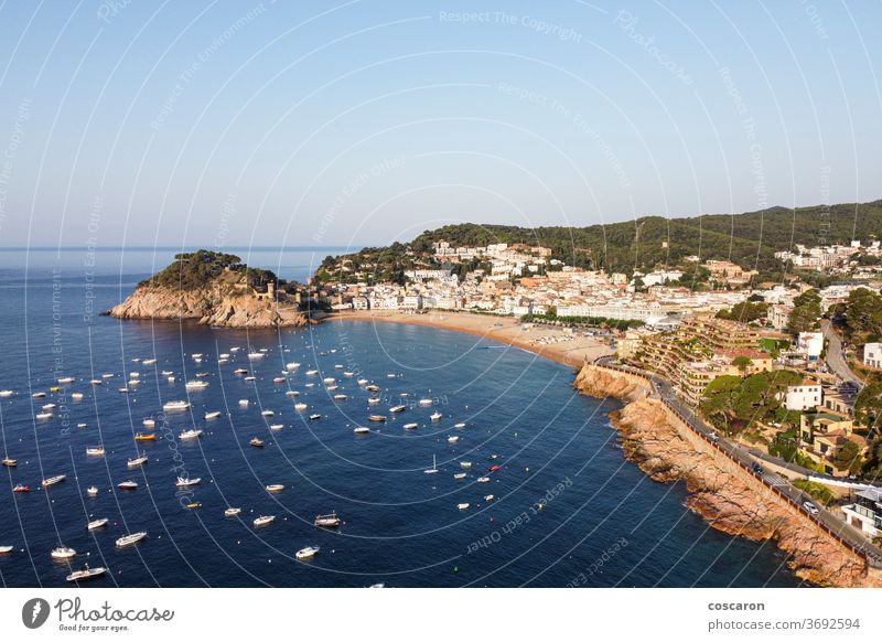 Luftaufnahme von Tossa de Mar, Girona, Spanien Antenne Luftbildfotografie antik Barcelona Bucht Strand schön blau Burg oder Schloss Katalonien katalonien