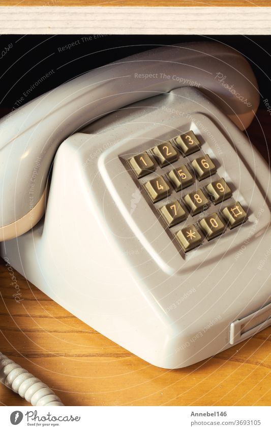 Altes Vintage-Telefon mit Draht auf Holzregal, Retro-Design Nahaufnahme-Nostalgie alt retro Mitteilung klassisch altehrwürdig Anruf Zifferblatt rotierend
