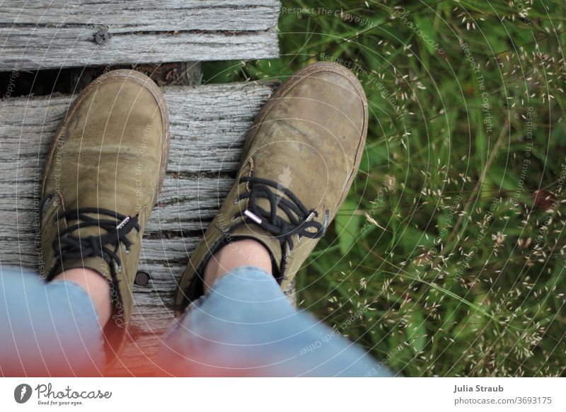 Schuhe auf Holzsteg stehend fotografiert aus der Vogelperspektive ökologisch nachhaltig Leder Kork Gras grün Natur Bretter schrauben Jeanshose Grün (Green) grau