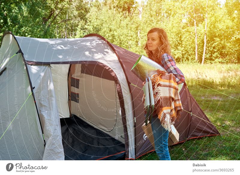Frau baut im Wald ein Zelt auf Lager im Freien Tourist wandern Bäume Ausflug Wanderung Familie Abenteuer Hintergrund Camping Fundstück Entdecker Hobby Reise