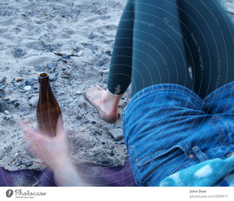 island in the sun Strand feminin Junge Frau Jugendliche Hand Beine Fuß 1 Mensch Hotpants trinken Freude Glück Fröhlichkeit Zufriedenheit Bier Bierflasche