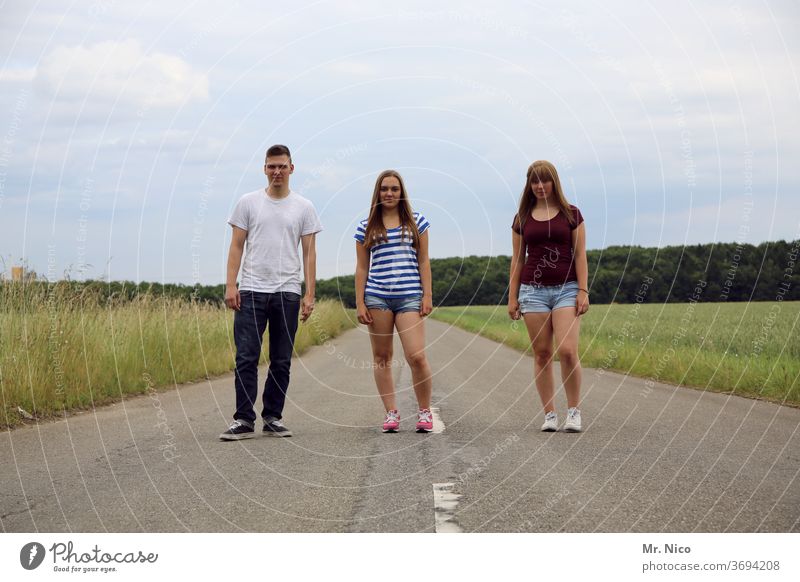 Geschwister drei teenager Sommer Lifestyle Straße Wege & Pfade Natur stehen Jugendliche Porträt Mode lässig jung Shorts Freundschaft Gruppenfoto nebeneinander
