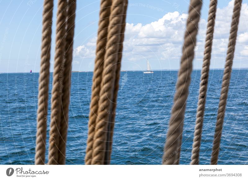Takelage vor Segelbooten am Horizont Meer See Wasser blau Himmel Wolken Ferien & Urlaub & Reisen ruhig Menschenleer Farbfoto Wellen Außenaufnahme Freiheit