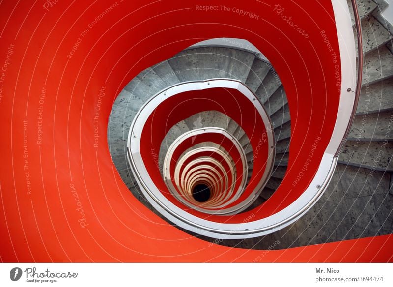 rotes Treppenhaus abwärts Spirale rund Architektur Geländer Loch schlangenförmig Treppengeländer Gebäude Kurve Schwindelgefühl Perspektive hoch Etage aufwärts
