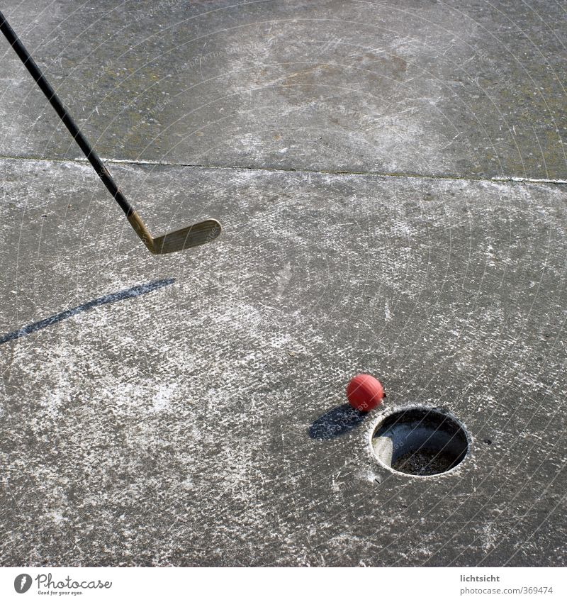 Ziel des Spiels Freizeit & Hobby Spielen Minigolf Stein Beton Kugel grau rot Sport Golfschläger Schlägersport Ball Loch schlagen einlochen Schlag