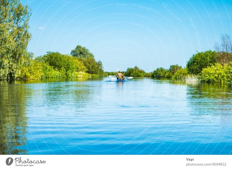 Paar bei Kajakfahrt auf blauer Flusslandschaft Menschen Wasser Kanu Natur Baum Ausflug Wald Cloud Windstille Himmel reisen Landschaft grün Sommer Ansicht